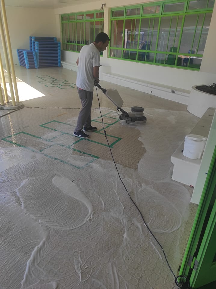 Limpeza de pavimentos com máquina rotativa